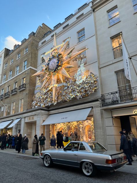 Dior having the one of the coolest Xmas decoration at📍Bond Street, London🎄🎄🎄 New Bond Street London, Bond Street Aesthetic, London Xmas, Bond Street London, London Vibes, Winter Things, London Itinerary, London Guide, London Aesthetic