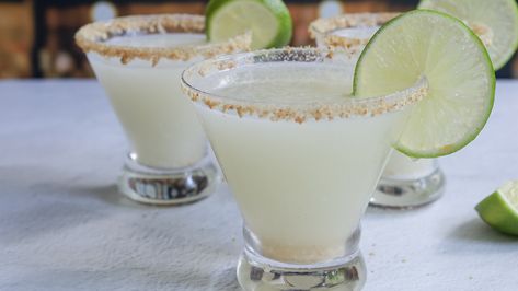 Key Lime Pie Martini Recipe Slushy Alcohol Drinks, Lime Martini, Key Lime Pie Martini, Key Lime Martini, Party Drink Ideas, Challah Bread Recipes, Cocktail Drinks Alcoholic, Key Lime Juice, Martini Recipe