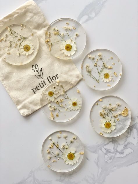 Dried Chamomile, Epoxy Coasters, Pressed Flowers Diy, Pressed Flower Crafts, Flower Resin Jewelry, Flowers Real, Diy Resin Projects, Resin Jewelry Diy, Epoxy Resin Crafts