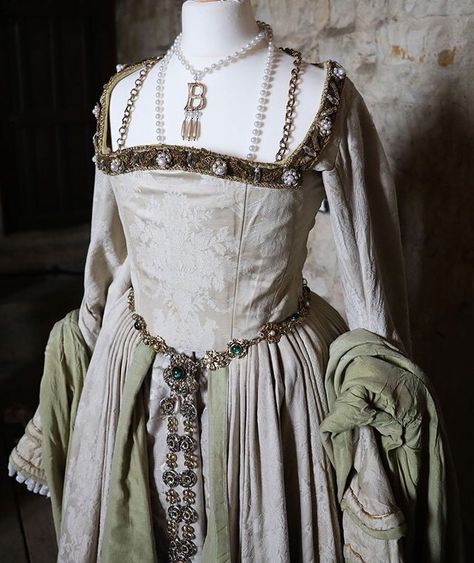 Anne Boleyn Outfit, Anne Boleyn Halloween Costume, Anne Boleyn Outfits, Reinassance Outfits, Kathrine Howard, Anne Boleyn Dress, Tudors Dress, Anne Boleyn Costume, Anne Of The Thousand Days