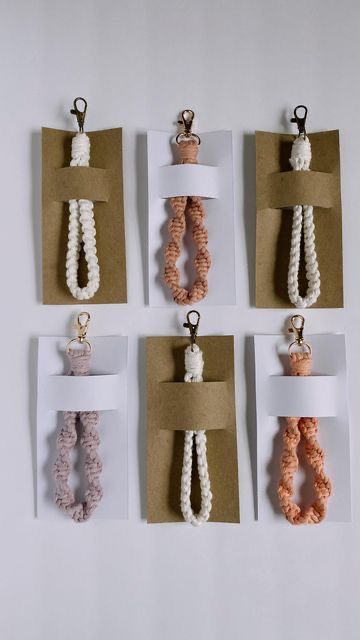 Wristlet Packaging, Keychain Packaging Ideas, Keychain Packaging, Macrame Gifts, Macrame Designs, Simpul Makrame, Pola Macrame, Keychain Display, Handmade Wristlet