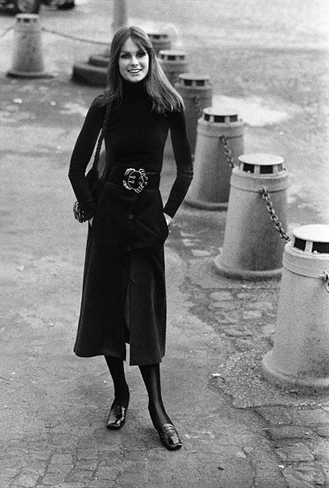 jean shrimpton Vintage Winter Outfits, 70s Mode, Winter Mode Outfits, Jean Shrimpton, Anna Karina, Boho Mode, 60s 70s Fashion, Jeanne Damas, Skirt With Buttons