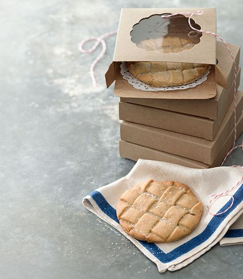 If you love sugar cookies and buttery pie crust, these cookies are for you. They are simple, elegant, and sure to impress. Try gifting them at a Christmas cookie swap or bring them to your next holiday party. Lattice Cookies, Christmas Cookie Swap, Ultimate Cookies, Homemade Food Gifts, Baking Cakes, Christmas Cookies Easy, Sprinkle Cookies, Holiday Cookie Recipes, Xmas Cookies