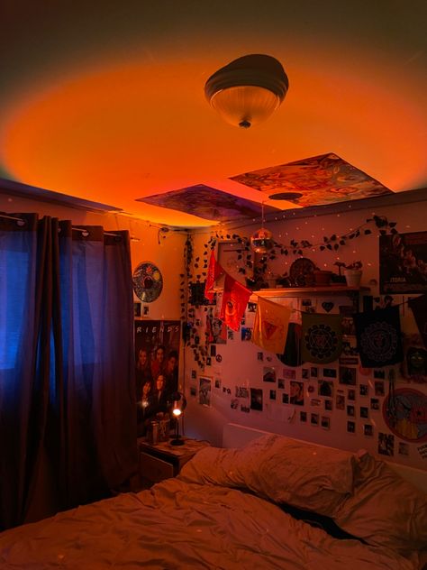 Sunset lamp 
Indie room 
Swag Sunset Lamp Room, Lamp Room, Sunset Lamp, 20 Year Old, Independent Living, Dreamy Bedrooms, Dream Room Inspiration, News Studio, Bedroom Lamps