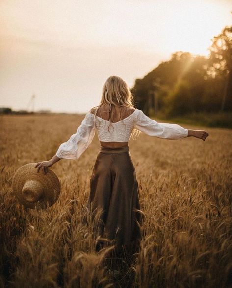 Wheat Photoshoot Photo Ideas, Boho Field Photoshoot, Fall Branding Photoshoot, Fall Field Photoshoot, Wheat Field Photoshoot, Hippie Senior Pictures, Outdoor Branding Photoshoot, Wheat Field Photos, Hippie Photoshoot