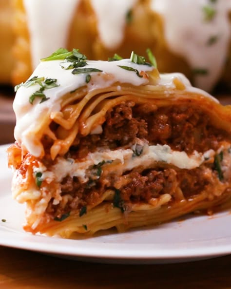 Lasagna Dome Recipe by Tasty Dome Recipe, Betty Draper, Lasagna Recipe, Beef Dishes, Italian Dishes, Main Meals, Main Dish Recipes, Gnocchi, Meat Recipes