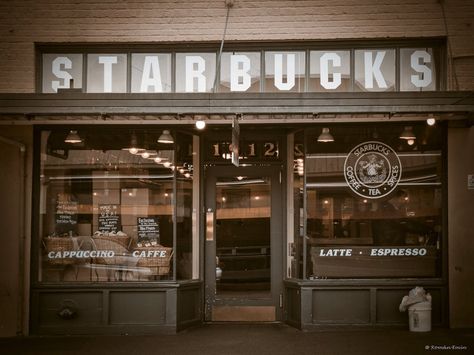 First Starbucks Seattle, Dunkin Coffee, Working At Starbucks, Starbucks Seattle, Howard Schultz, Starbucks Store, Givenchy Beauty, Spice Tea, Pike Place Market