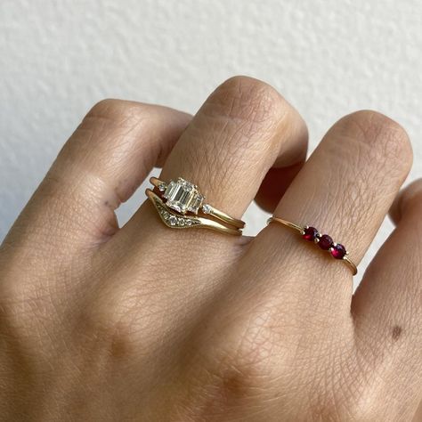 Petite Engagement Rings Simple, Unconventional Rings Engagement, 3 Stone Wedding Ring Stack, Local Eclectic Rings Engagement, Simple Gold Wedding Rings Vintage, Engagement Rings Dainty, Eclectic Engagement Rings, Simple Gold Wedding Rings, Green Sapphire Necklace