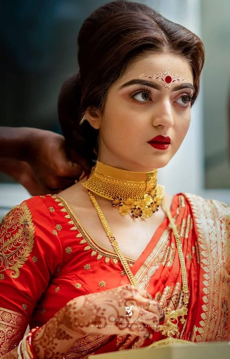 Bengali Hairstyle, Soft Pink Makeup, Uni Makeup, Bride Fashion Photography, Soft Makeup Look, Eyes Hazel, Eyebrows Makeup, Indian Bride Makeup, Bengali Bridal Makeup