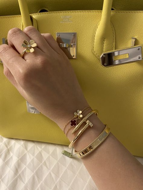 Jewelery Organizer, Van Cleef And Arpels Jewelry, Aesthetic Accessories, Luxury Jewelry Brands, Wrist Jewelry, Jewellery Marketing, Gold Bride Jewelry, Diamond Jewelry Designs, Sparkle Jewelry