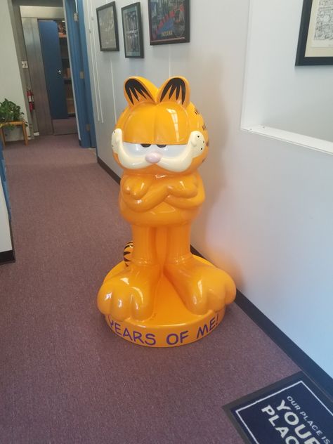 The Real Garfield statue Garfield Furniture, Garfield House, Garfield Decor, Collectors Room Ideas, Garfield Images, Garfield Cat, Cat Statue, Boys Bathroom, Fat Cats