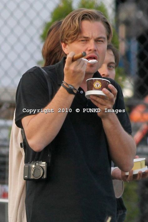 friends and cigars. You eat that ice cream, Leo, you eat it. Leonardo Dicaprio Photos, Perfect Abs, Leonardo Dicaprio 90s, Slice Of Pizza, Young Leonardo Dicaprio, Eating Ice, Eating Ice Cream, Good Cigars, Leo Dicaprio