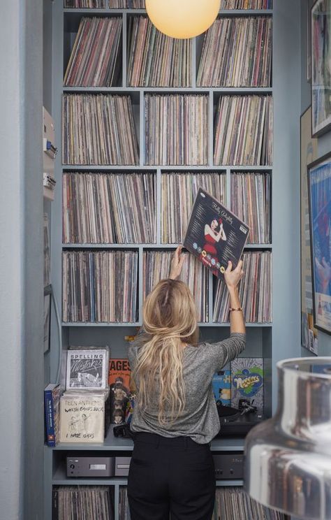 love this Record Built In, Vinyl Records Storage Ideas Wall, Vinyl Storage Wall, Record Playing Room, Built In Vinyl Record Storage, Record And Book Storage, Wall Record Storage, Built In Record Storage, Built In Record Player And Storage