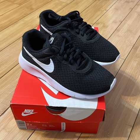 Kids Black & White Nike Tanjun Black White Nike, Nike Tanjun, White Nike, White Nikes, Nike Free, Sneakers Nike, Black White, Nike, Black And White