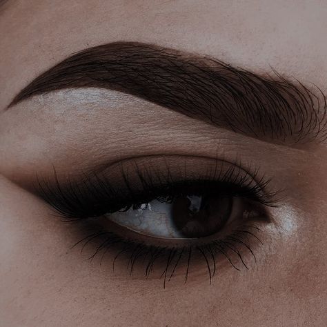 Subtle Dark Eyeshadow, Simple Dark Eyeshadow Looks, Simple Dark Makeup Aesthetic, Dark Eye Shadow Looks, Dark Everyday Makeup, Dark Brown Eyes Makeup, Makeup Looks Dark, Makeup For Dark Brown Eyes, Brown Eyeshadow Looks