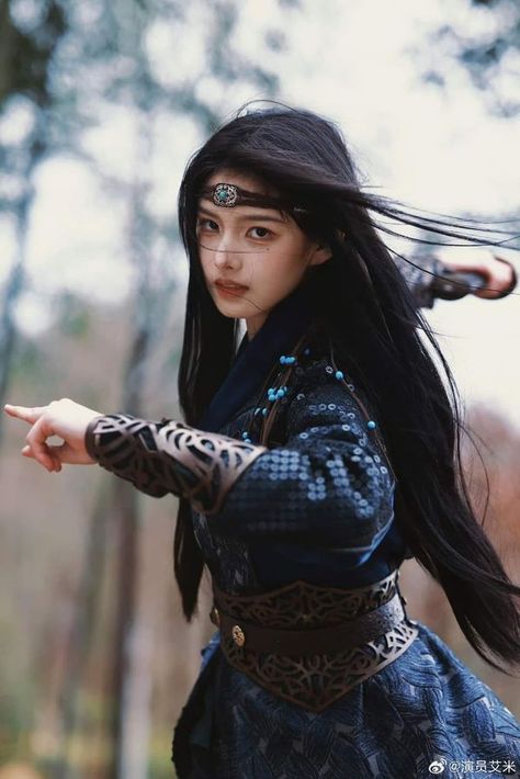 Girl Assassin, Chinese Fancy Dress, Hooded Sweater Coat, Ancient Dress, Chinese Warrior, Warrior Outfit, Chinese Princess, Chinese Style Dress, Fashion Top Outfits