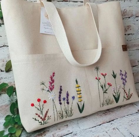 Embroidery.Вышивка.Handmade (@world_embroidery) • Instagram photos and videos Photo Bag Ideas, Totebag Embroidery Idea, Canvas Bag Embroidery Ideas, Hand Embroidery Tote Bag, Tote Bag Embroidery Ideas, Embroidery On Bags, Tote Bag Diy Pattern, Creative Tote Bag, Leather Bag Tutorial