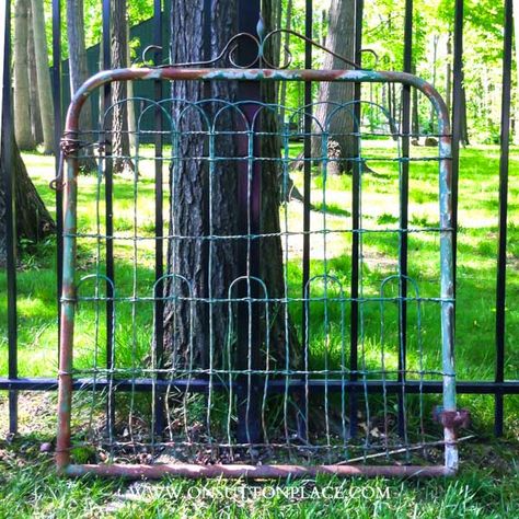 Old Gates Repurposed, Arbour Garden Ideas, Garden Gate Decor, Arbor Garden, Landscape Garden Ideas, Old Gates, Wire Fencing, Rusty Garden, Plants Tips