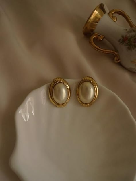 Choker Sets, Pearl Earrings Designs, Small Earrings Gold, Vintage Gold Earrings, Gold Jewelry Outfits, Gold Earrings Models, Pearl Jewelry Design, Gold Jewelry Simple Necklace, Pearl Necklace Designs