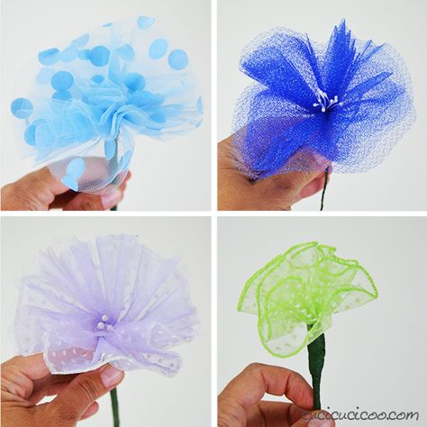 Use up scraps of tulle or upcycle party favor packaging to decorate your home. These DIY tulle flowers are super quick and easy to make and look great! Tulle Flower Bouquet, Tulle Centerpiece Diy, Tulle Flowers Diy, Tule Flowers, Tulle Projects, Tulle Crafts, Diy Tulle, Galaxy Gifts, Tulle Poms