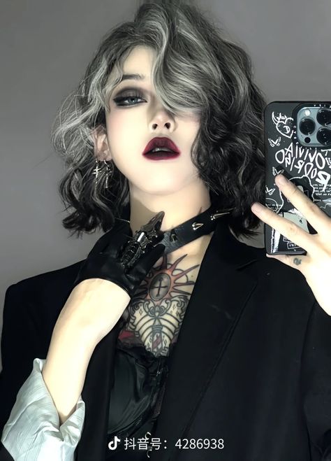 Pretty Goth Hairstyles, Long Vampire Hair, Mysterious Hairstyles, Goth Haircuts, Unique Short Hair, Goth Mommy, Handsome Women, Woman With Long Black Hair, Vampire Hair