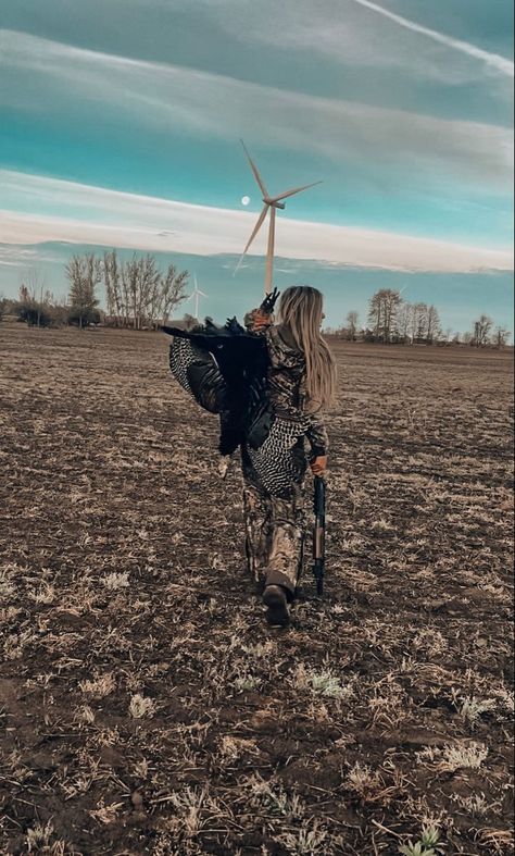 Hunting Asethic, Maddie Aesthetic, Hunting Senior Pictures, Hunting Aesthetic, Ranch Wife, Cowgirl Photography, Hunting Pictures, Country Photography, Senior Photography Poses