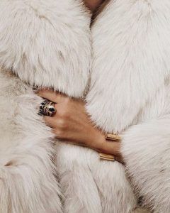 Fur Coat Street Style, Fur Aesthetic, Winter Outfits Street Style, Winter Mode Outfits, Coat Street Style, Limousin, White Fur, Moda Vintage, Mode Inspo