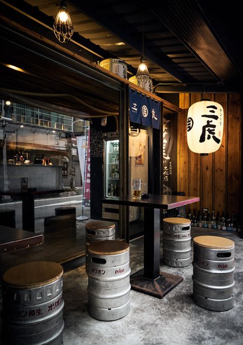 japanese restauramt cafe interior design photography Beer Bar Design, Cafe Industrial, Japanese Restaurant Interior, Japanese Restaurant Design, Japanese Bar, Ramen Bar, Industrial Cafe, Noodle Bar, Bar Interior Design