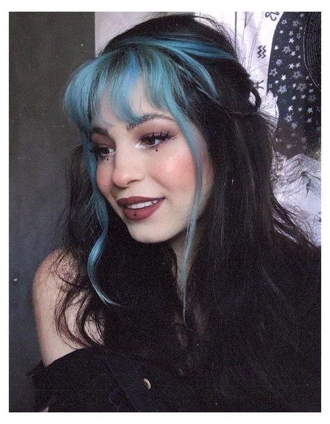 Cabelo Pin Up, Filipino Hair, Split Dyed Hair, Dyed Hair Blue, Hair Color Streaks, Hair Streaks, Dyed Hair Inspiration, How To Style Bangs, Hair Color And Cut