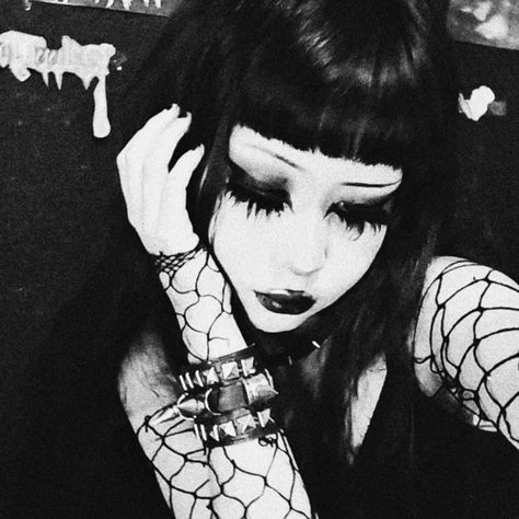 Pfp Goth, Gothic Icons, Ig Poses, Gothic Culture, Goth Subculture, Vampire Goth, Goth Look, Gothic Vampire, Romantic Goth