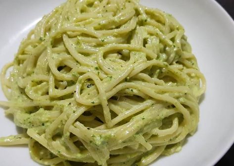 Espaguetti verde con queso philadelphia Receta de Maymith- Cookpad Spaghetti Verde, Slow Cooker Pasta Fagioli, Greek Yogurt Pasta, Easy Pasta Recipes Quick, Pasta Salad For Kids, Recipe For Spaghetti, Orzo Soup Recipes, Vegan Easter Recipes, Italian Dressing Recipes