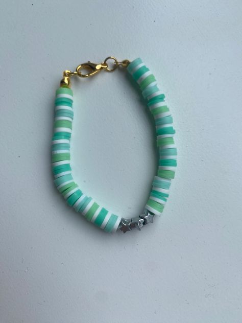 Clay Bead Bracelet Ideas Blue And Green, Clay Beads Green Ideas, Blue And Green Bracelet Ideas, Green Fun Bracelets For Summer, Cute Green Clay Bead Bracelets, Blue And Green Clay Bead Bracelet, Green Clay Bead Bracelet, Preppy Bracelets, Green Clay