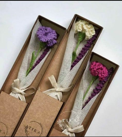 Crochet Flower Packaging Ideas, Crochet Flower Packaging, Crochet Packaging Ideas, Crochet Store, Diy Bouquet Wrap, Crochet Flowers Easy, Flower Bouquet Diy, Yarn Flowers, Crochet Bouquet