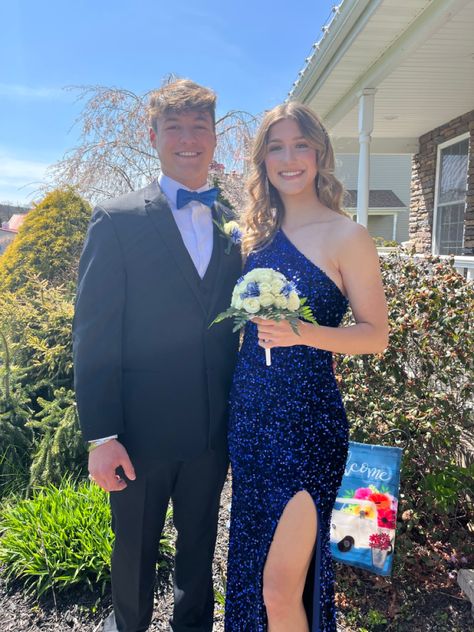 Navy Blue Prom Dress Matching Suit, Dark Blue Couple Outfit, Black Prom Dress With Blue Accessories, Blue Prom Dress Couple, Navy Blue Prom Dress With Date, Prom Couples Navy Blue, Dark Blue Prom Couple, Navy Blue Prom, Royal Blue Prom Dress With Date