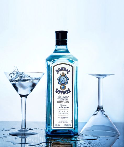 Bombay sapphire gin splash Food And Beverage Photography, Bombay Sapphire Gin, Paradise Photography, Beverage Photography, Bombay Sapphire, Food And Beverage, Creative Food, Vodka Bottle, Gin