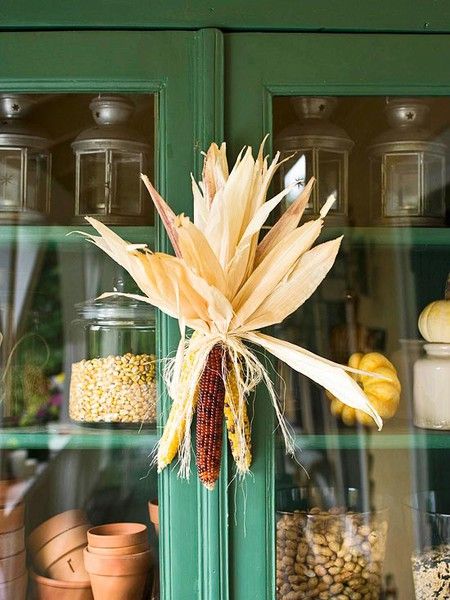 Dishfunctional Designs: Indian Corn Crafts & Decor Harvest Corn, Door Display, Dried Corn, Indian Corn, Autumn Decorating, Harvest Decorations, Dry Leaf, Fabulous Fall, Fall Centerpiece