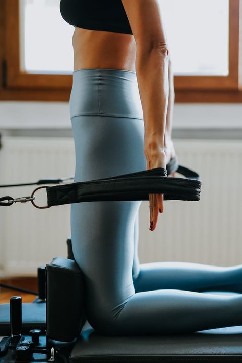 What to Wear to Club Pilates Reformer Pilates Studio Aesthetic, Fitness Studio Aesthetic, Pilates Reformer For Sale, Pilates Photos, Pilates Photoshoot, Pilates Lifestyle, Pilates Room, Reformer Exercises, Lagree Fitness