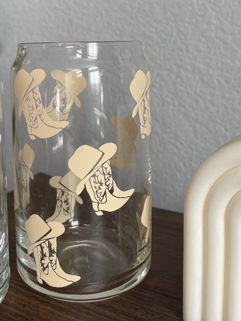 Cute Vinyl Cup Ideas, Water Bottle Design Ideas Diy, Beer Can Glasses Designs, Western Glass Cups, Can Cup Design, Vinyl Cup Designs, Glass Can Ideas, Glass Coffee Cup Design, Cricut Cups Ideas