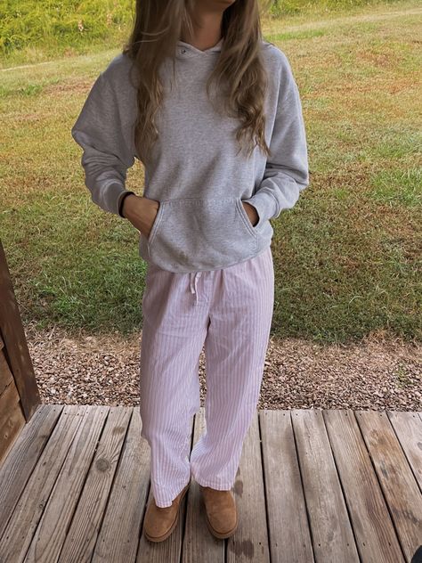 Comfy Movie Outfits, Carhartt Coat Outfit, Brandy Sweatpants Outfit, Fall Couple Ideas, Comfy Teen Outfits, Brandy Melville Outfits Aesthetic, Ugg Mini Outfit, Sweatpants Outfit Aesthetic, Coffee Sunrise