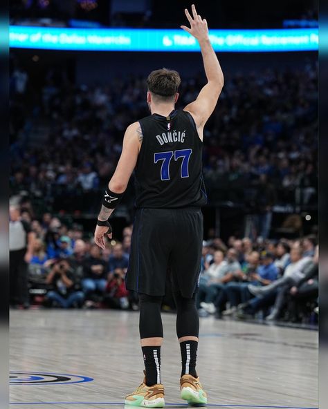 Luka Doncic Wallpaper, Luka Doncic, Nba Wallpapers, Kyrie Irving, Nba Pictures, Football And Basketball, Dallas Mavericks, Hot Actors, Nba Players