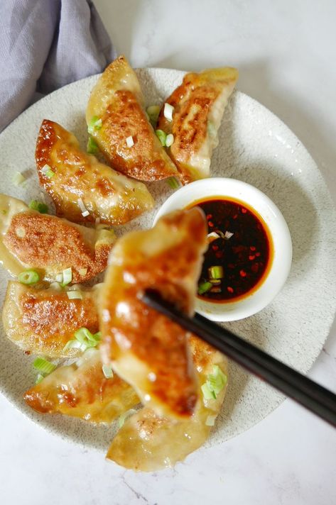 Chicken Pot Stickers Recipe, Chicken Pot Stickers, Chicken Potstickers, Pot Stickers Recipe, Veg Crispy, Potstickers Recipe, Stickers At Home, Dinner Party Dishes, Bhaji Recipe