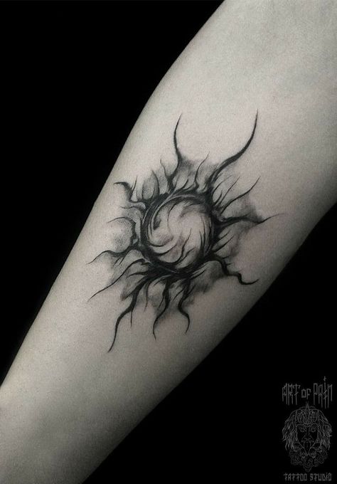 Sun Hands Tattoo, Chaos Tattoo, Eclipse Tattoo, Aesthetic Tattoo Ideas, Tattoo Sun, Shadow Tattoo, Sun Tattoo Designs, Circle Tattoos, Metal Tattoo