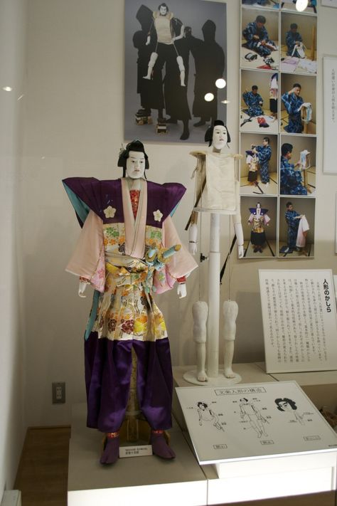 A Bunraku puppet fully dressed, and behind it the puppet's "skeleton" Bunraku Puppets, Puppetry Theatre, The Puppet, Puppet Theater, Asian Doll, Japanese Dolls, Performing Arts, Modern Traditional, Robotics