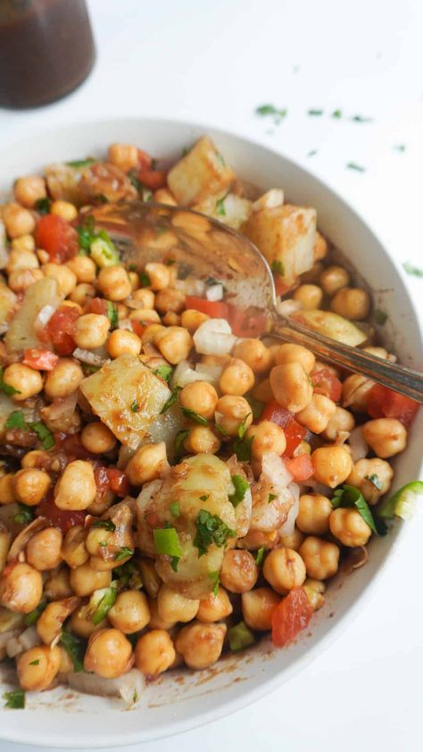 Chana Chaat (Cholay) Chana Chaat Recipe, Snack Quick, Chaat Recipe, Chickpea Curry, Chaat Masala, Quick Lunch, Tea Time Snacks, Masala Recipe, Batch Cooking