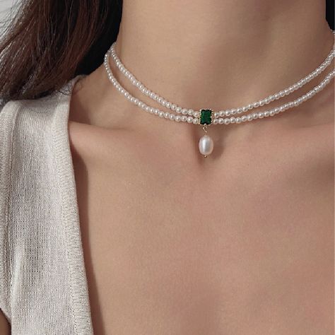 Introducing the epitome of elegance and style - Gorgeous emerald green natural pearl pendant double layering pearl necklace choker. Beautiful stunning gold laced green emerald matches with pearls, luxurious classic elegance. Double layer strands 2mm pearl beaded chain looks exquisitely delicate. Emerald gemstone is super eye catching, stylish with vintage vibes! Crafted with the finest quality faux pearls, this choker boasts a double layer design that sits comfortably on your neck, creating a ch Pearl Choker With Pendant, Pearl And Emerald Necklace, Diy Pearl Necklace, Green Choker, Emerald Green Necklace, Pearl Necklace Choker, Simple Pearl Necklace, Earrings Outfit, Layered Beaded Necklaces