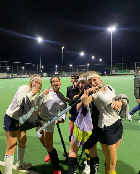 Field Hockey Aesthetic, Hockey Friends, How To Play Netball, Hockey Workouts, Hockey Photos, Field Hockey Girls, Hockey Pictures, Hockey Girl, Hockey Life