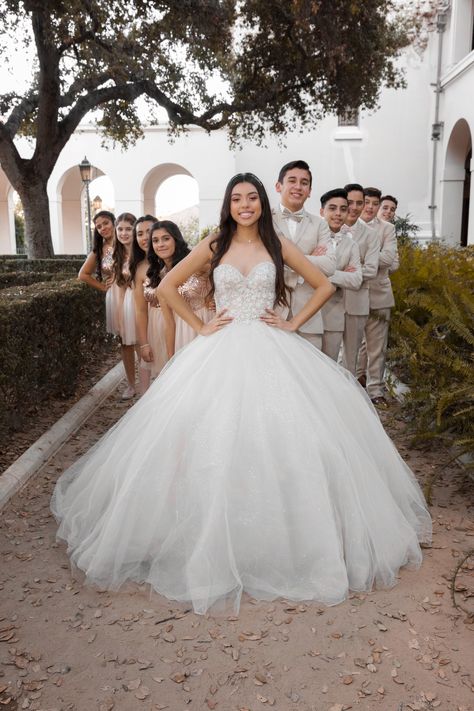 #quince #damas #chambelanes Quince And Chambelan, Quince Party Pictures, Quince Picture Ideas With Chambelanes, Damas Outfits Quinceanera Red, Quince Damas And Chambelanes, Quinceanera Damas And Chambelanes, Quince Damas Outfits, Quince Photoshoot Ideas With Court, Damas Outfits Quinceanera