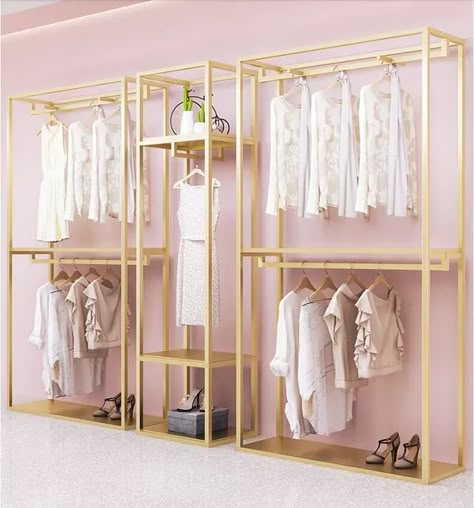 Estante de exhibición de tienda de ropa para mujer, colgador dorado, tipo de piso, estante de exhibición especial _ - AliExpress Mobile Clothing Display Rack, Clothing Rack Display, Clothes Shelves, Hall Tree With Storage, Showroom Decor, Gold Hangers, Clothing Store Displays, Clothing Store Interior, Clothing Displays