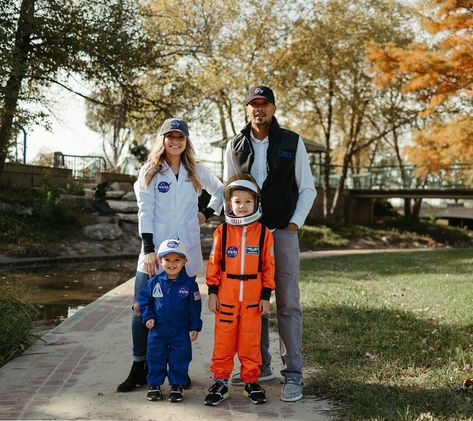 Outer Space Family Costume, Astronaut Family Costume, Space Family Costume, Family Space Costumes, Space Costumes, Astronaut Costume, Diy Space, Family Costumes, Family Halloween Costumes