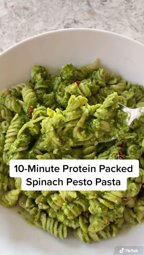 kamanabhaskaran on Instagram: For anyone looking for an easy 10-minute meal - let's make this protein packed spinach pasta that our whole family loves (even the kids!)… Spinach Pesto Pasta, Být Fit, Spinach Pesto, Plats Healthy, Chickpea Pasta, Resep Diet, Lost 100 Pounds, Makanan Diet, Tasty Vegetarian Recipes